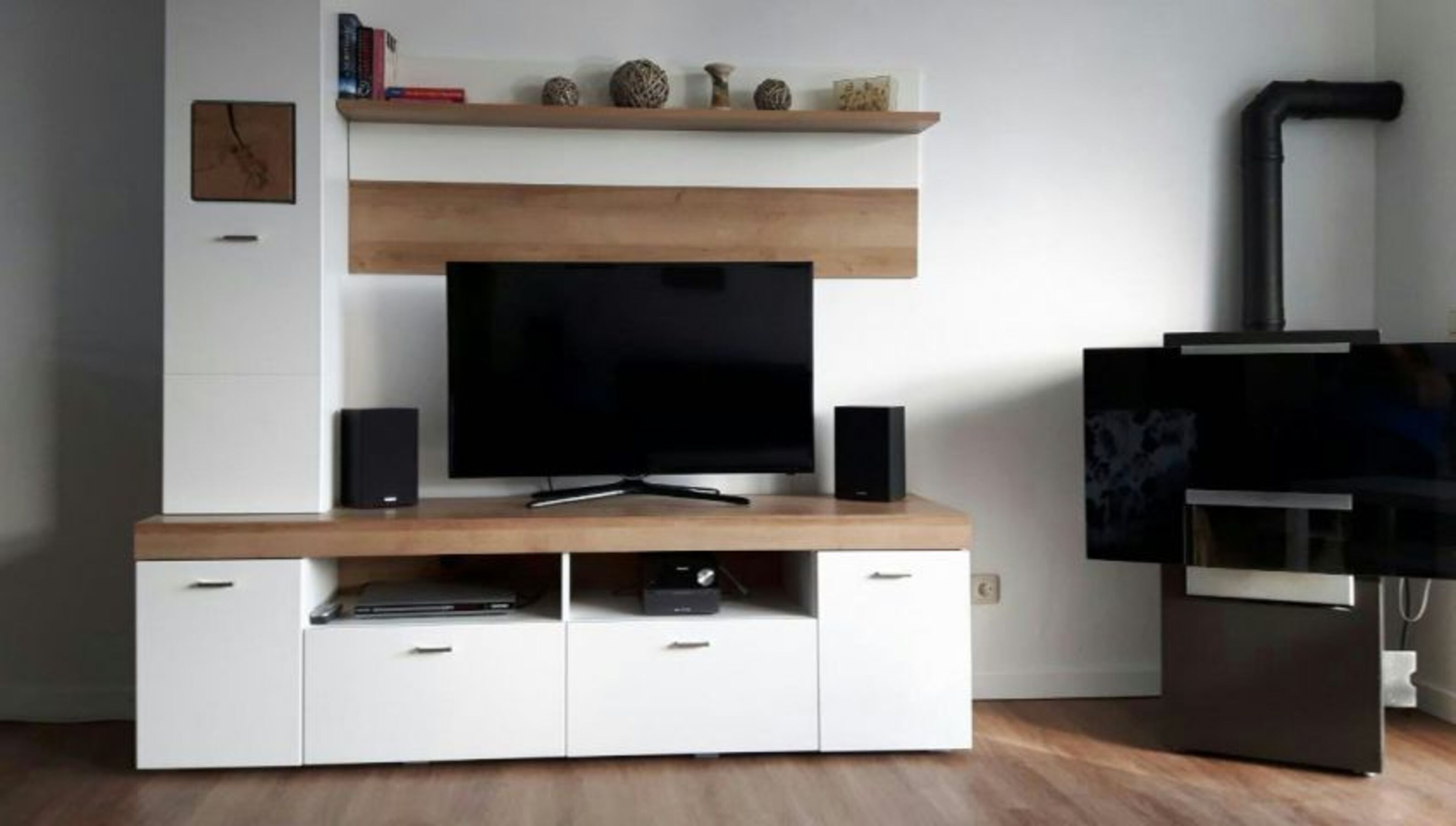 Fernseher im Wohnzimmer und in den Schlafzimmern