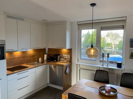 2022 neue Einbauküche mit Essplatz