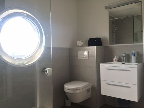 Modernes Bad mit direktem Saunazugang