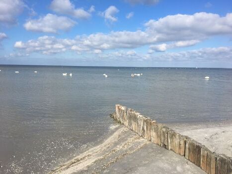 Weitläufiger flachabfallender Sandstrand