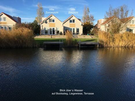 Blick übers Wasser zur Terrasse