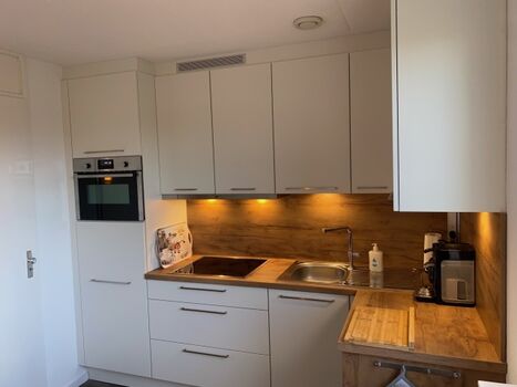 2022 neue Einbauküche mit Backofen und Mikrowelle