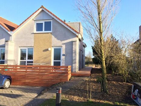 In der Abendsonne auf der Terrasse grillen