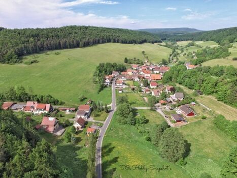 Luftaufnahme - Sie finden unsere roten Holzhäuser unten rechts