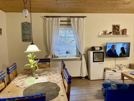 Rustikaler Tisch mit 6 Plätzen für Schmausen und Spielen