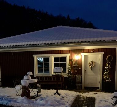 Heimelig im Winter zu sehen 2 Wohnzimmerfenster