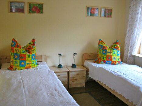 2. Schlafzimmer mit 2 großen Einzelbetten