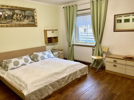 Helles Schlafzimmer mit Blick auf den Wald