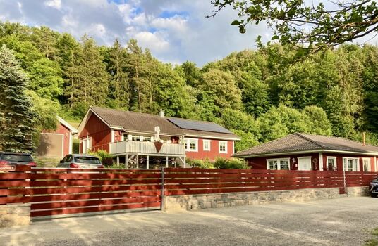 Das Grundstück mit neuem Zaun