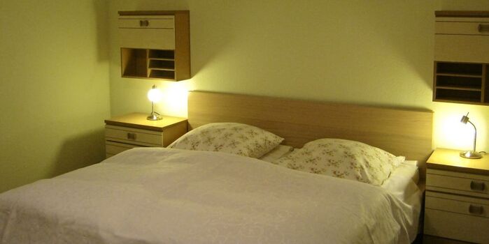 1. Schlafzimmer mit Doppelbett, ein Kinderbett bei Bedarf kostenlos