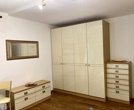 Große Schränke im Schlafzimmer