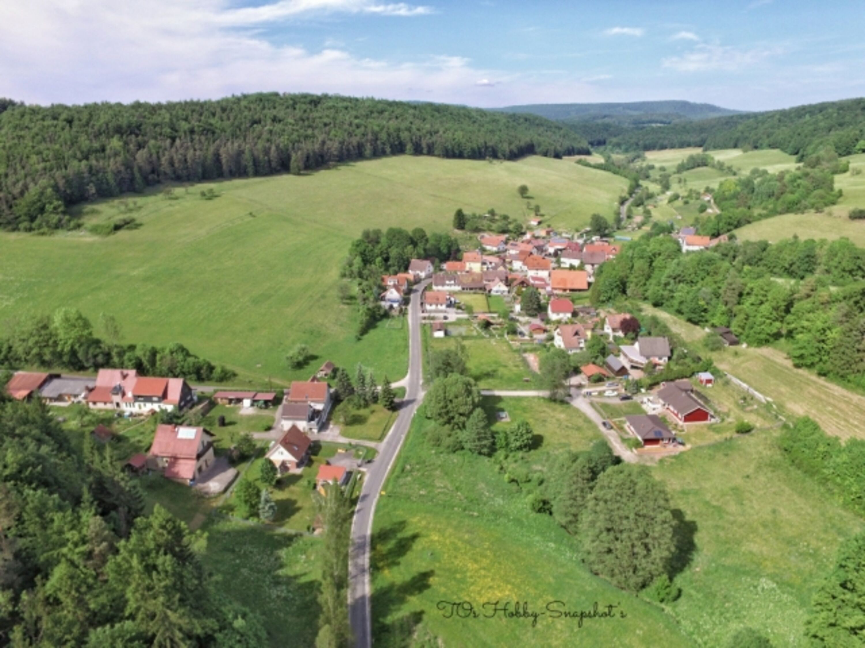Luftaufnahme - Sie finden unsere roten Holzhäuser unten rechts
