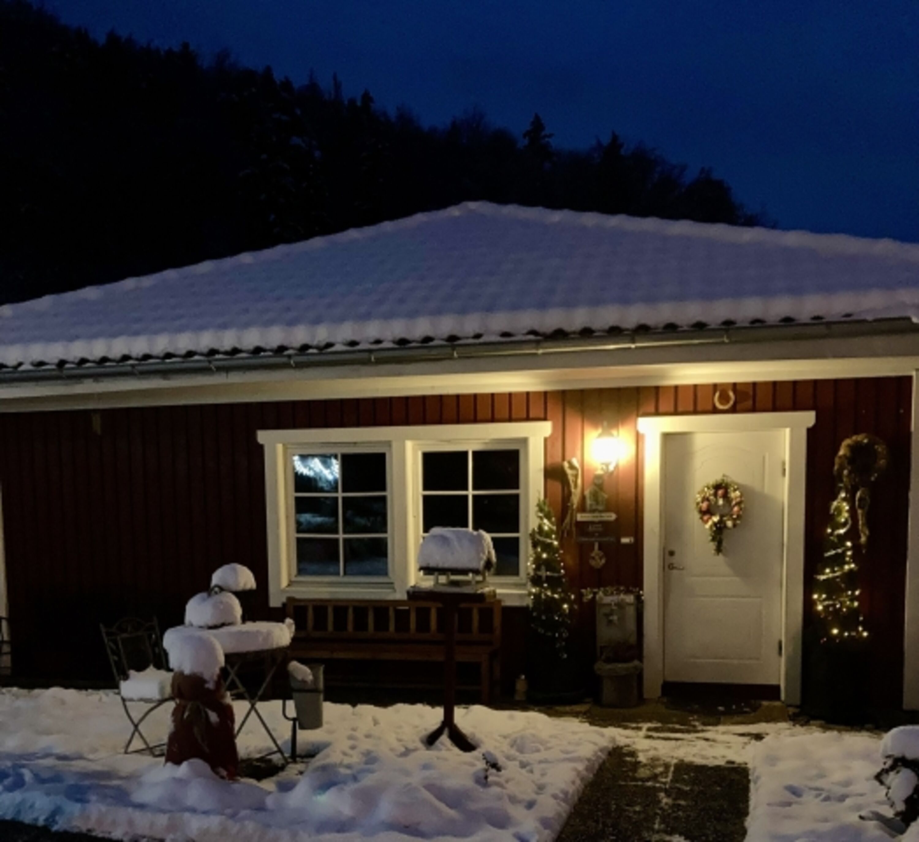 Heimelig im Winter zu sehen 2 Wohnzimmerfenster