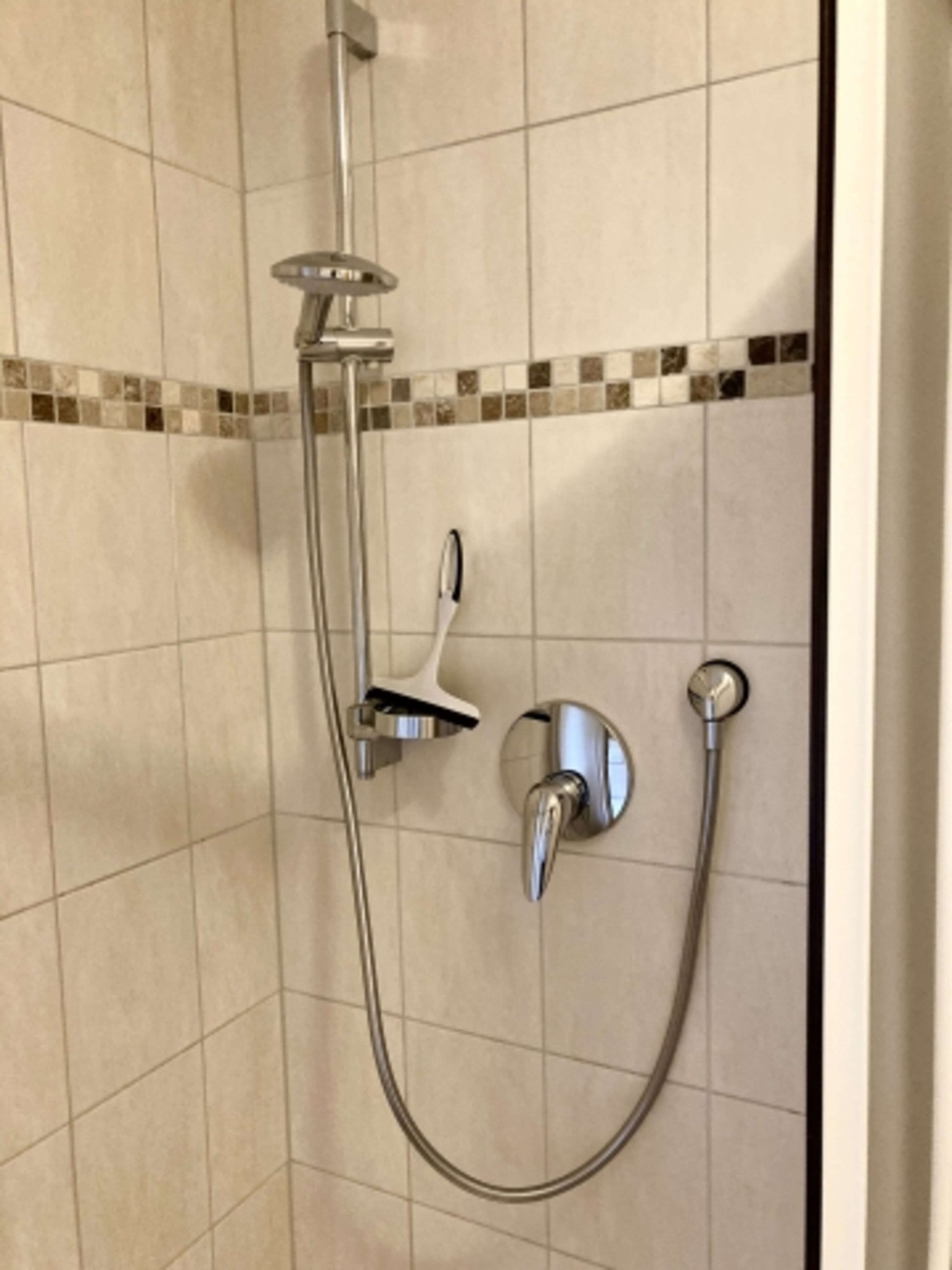 Dusche mit Niedrigeinstieg