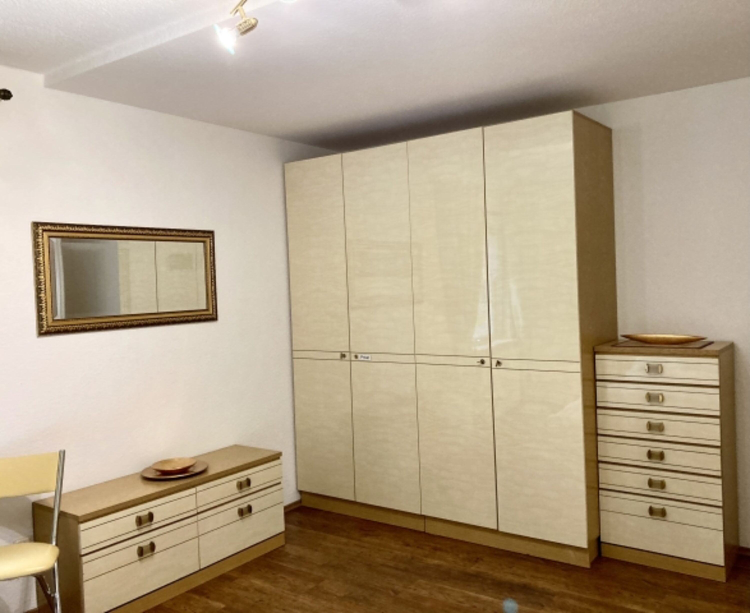 Große Schränke im Schlafzimmer