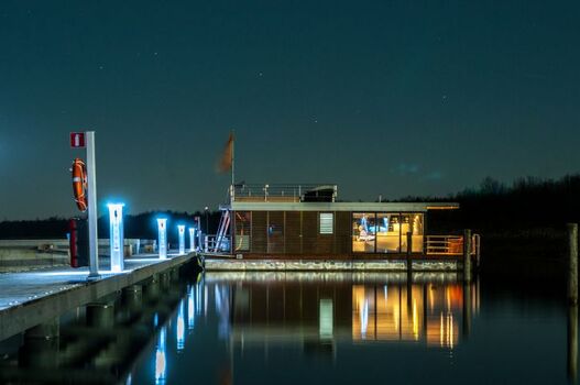 Hausboot außen bei Nacht