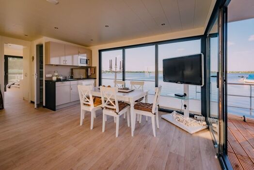 Wohnzimmer mit Essbereich