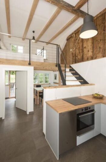 offener Küchenbereich und Aufgang zur Schlafgalerie