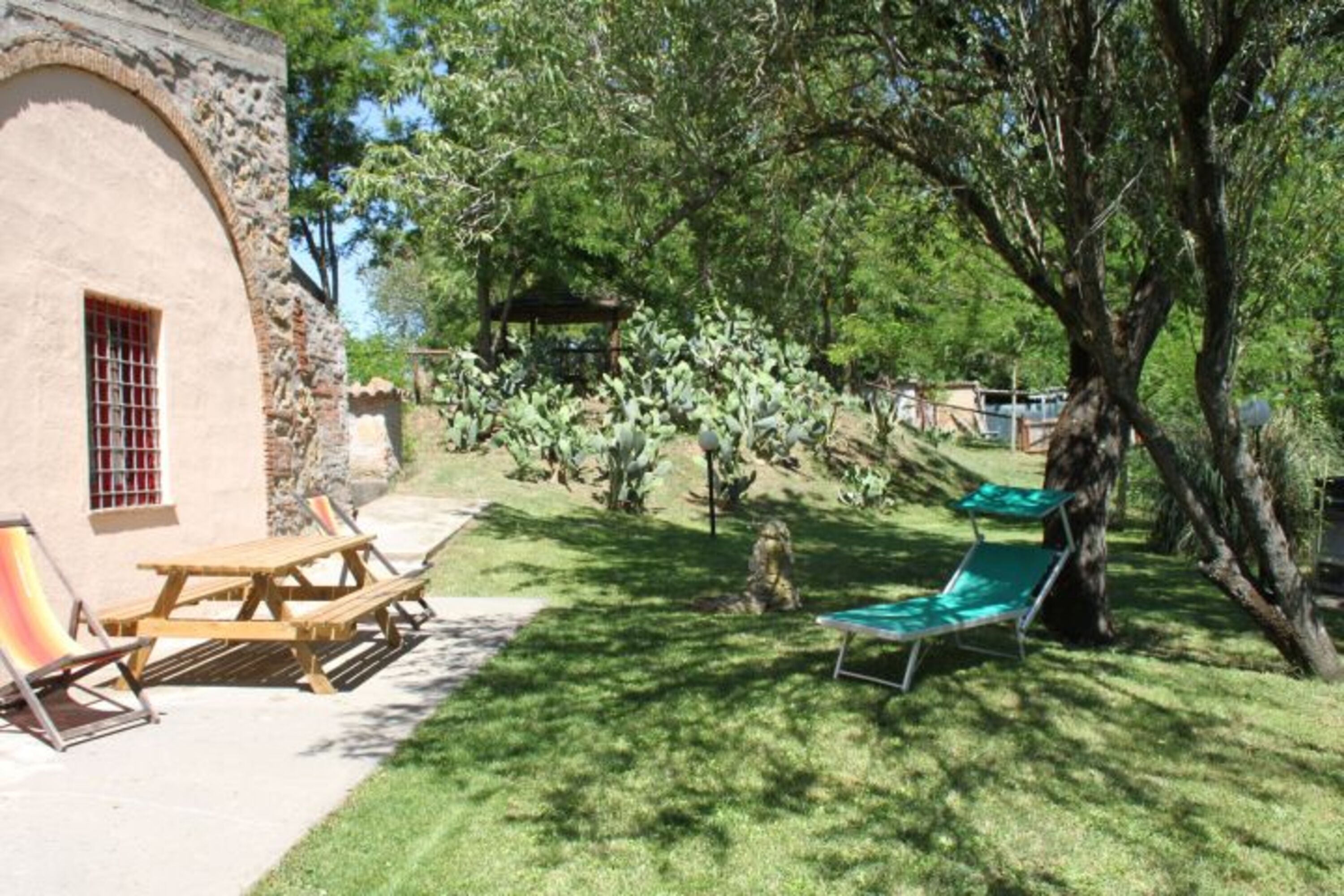 privat und eingezaeunter Garten mit Rasen