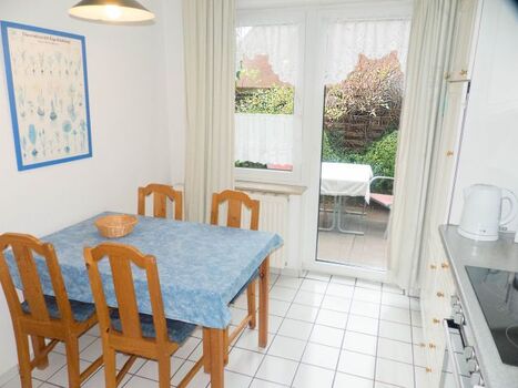 Küche mit Ausgang zur Terrasse