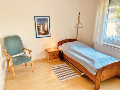 Schlafzimmer 2: auf Wunsch Pflegebett