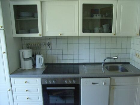 Kochzeile mit Ceranfeld