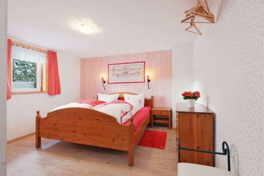 Großes Schlafzimmer mit Bad