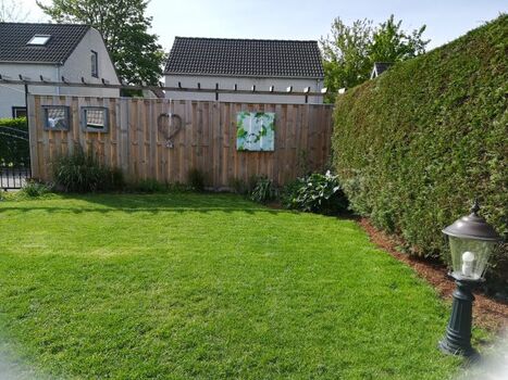 Südseite vor dem Haus