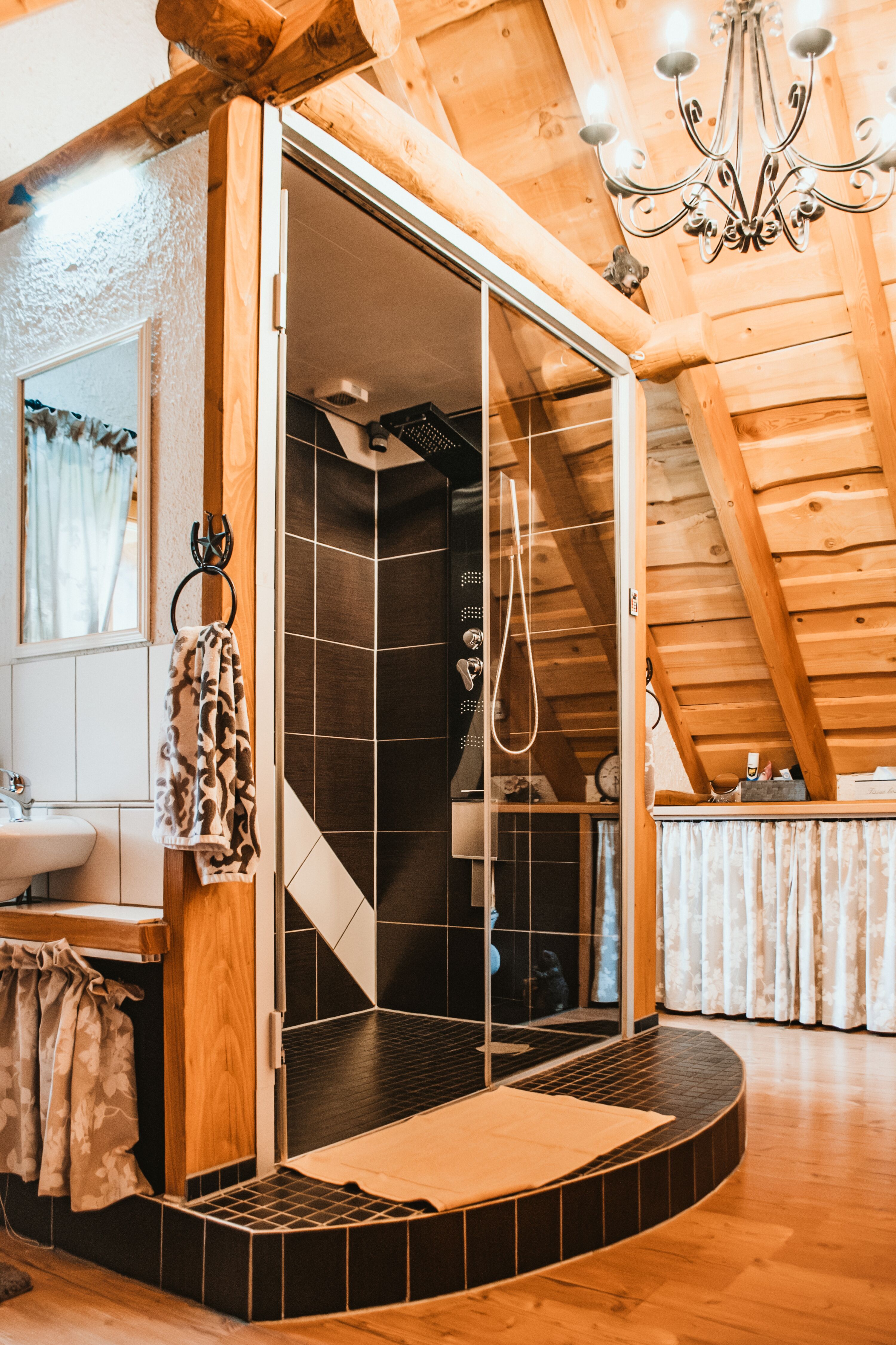 Große Dusche im Obergeschoss