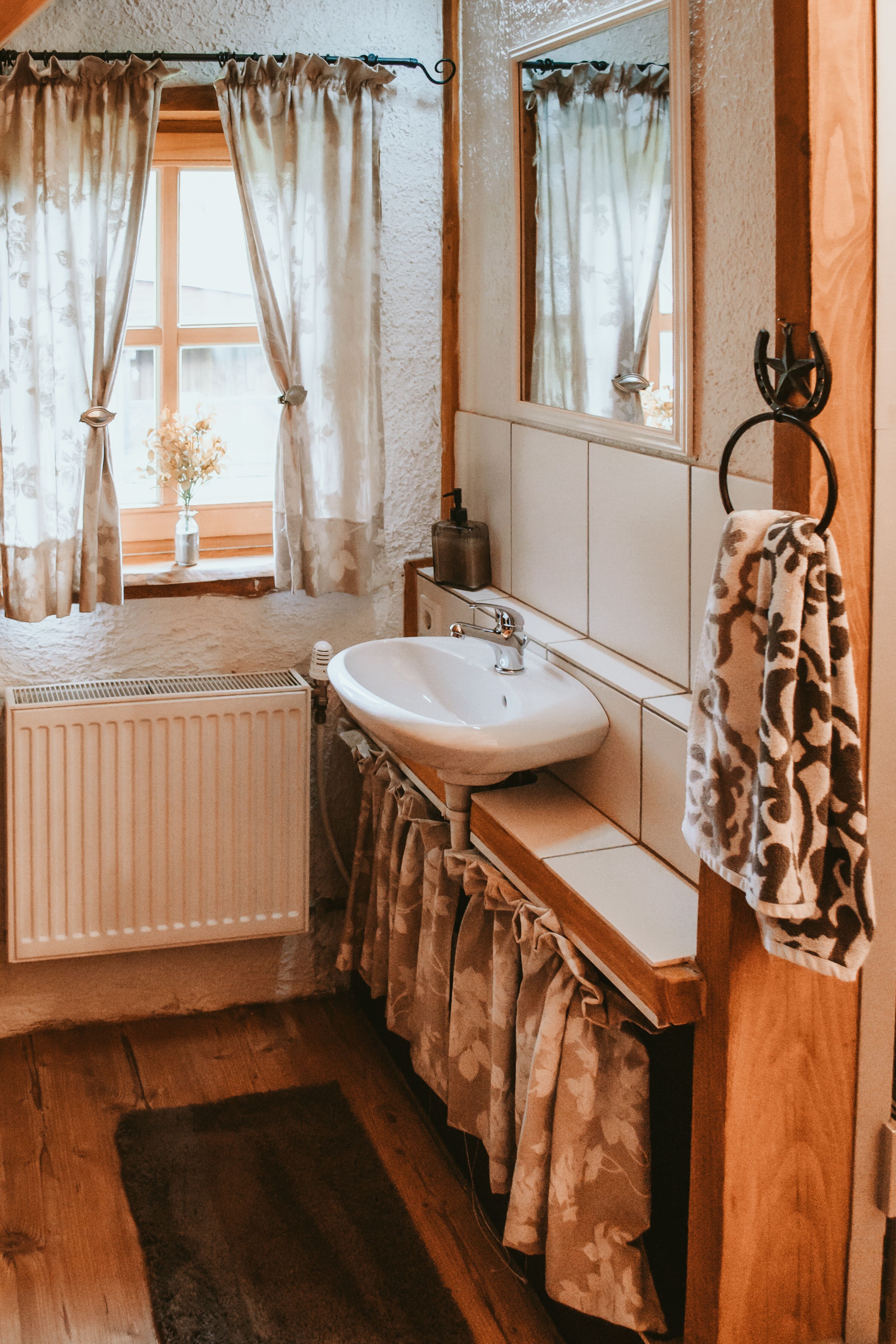 Badezimmer im Obergeschoss mit zwei separaten Waschbecken