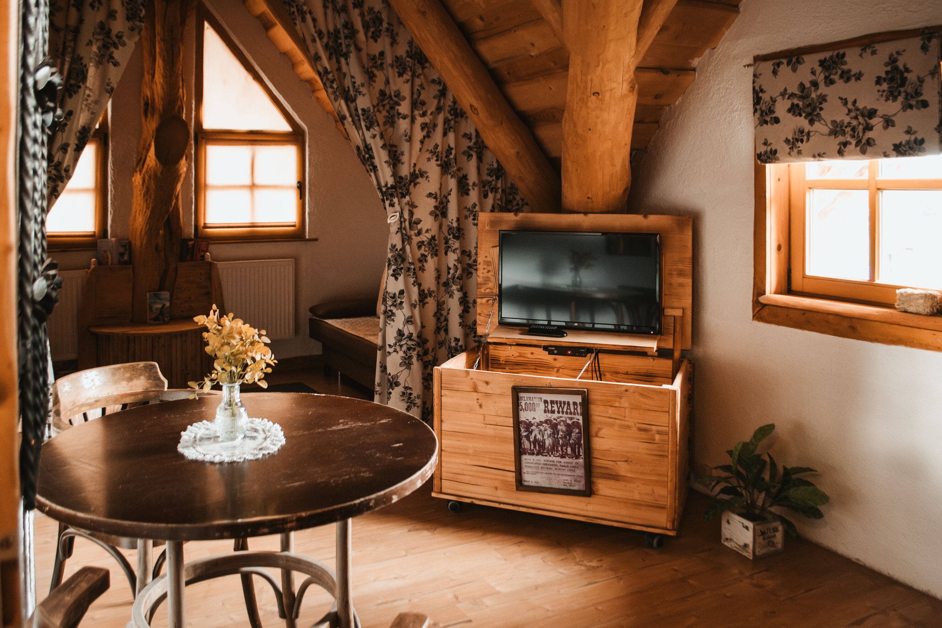 Schlafzimmer im Obergeschoss mit Sitzecke, Schlafcouches und Fernsehgerät zusätzlich