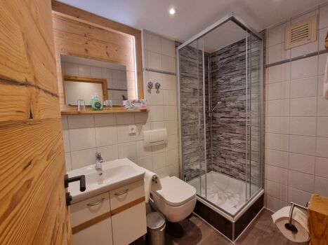 Badezimmer mit Dusche in jedem Schlafzimmer