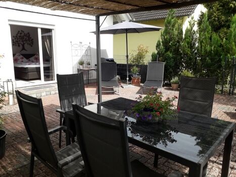 mit Pavillon zum Sonnenschutz