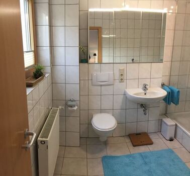 Tageslichtbad mit Dusche und Wanne