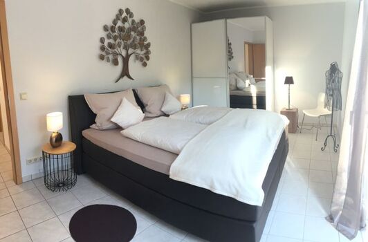 großes Schlafzimmer mit Boxspringbett