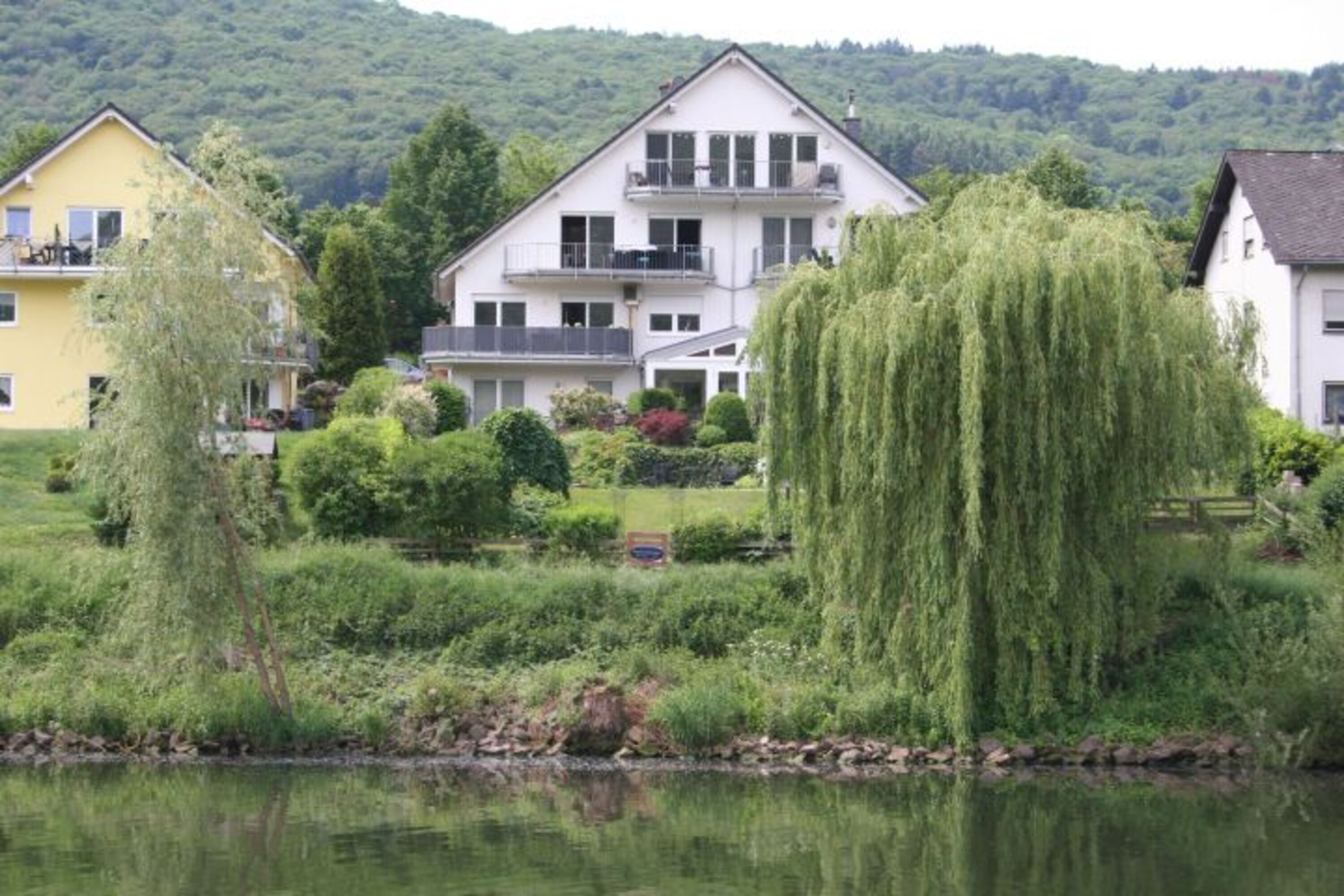 Moselansicht - keine störende Straße zwischen Hausgarten und Ufer