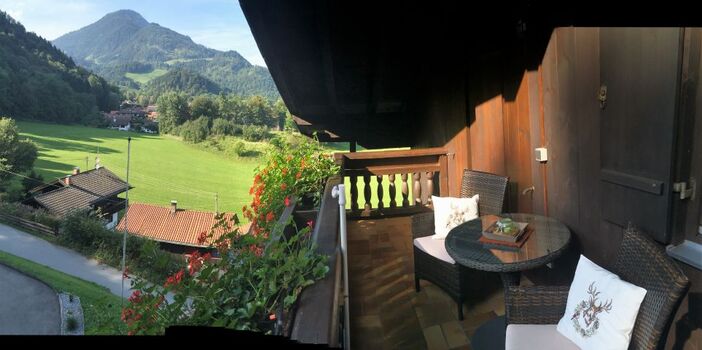 großer Balkon,Blick zum Wildbarren