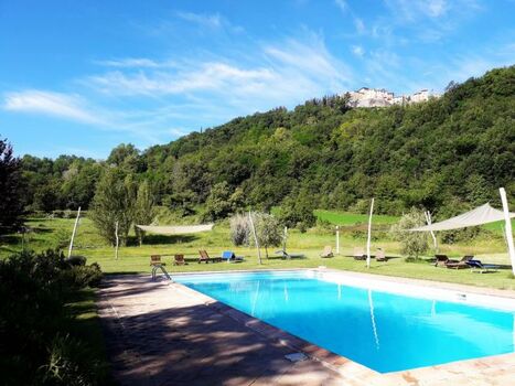 Der Pool mit Blick auf Montone