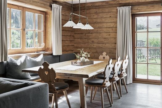 Almrosen-Hütte Wohn-Essbereich