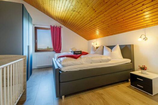 Schlafzimmer mit Kinderbett