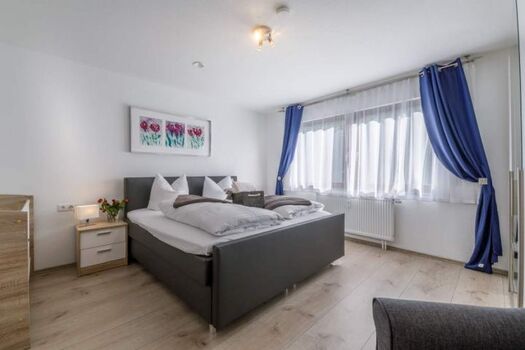 weiteres Schlafzimmer mit Boxspringbett