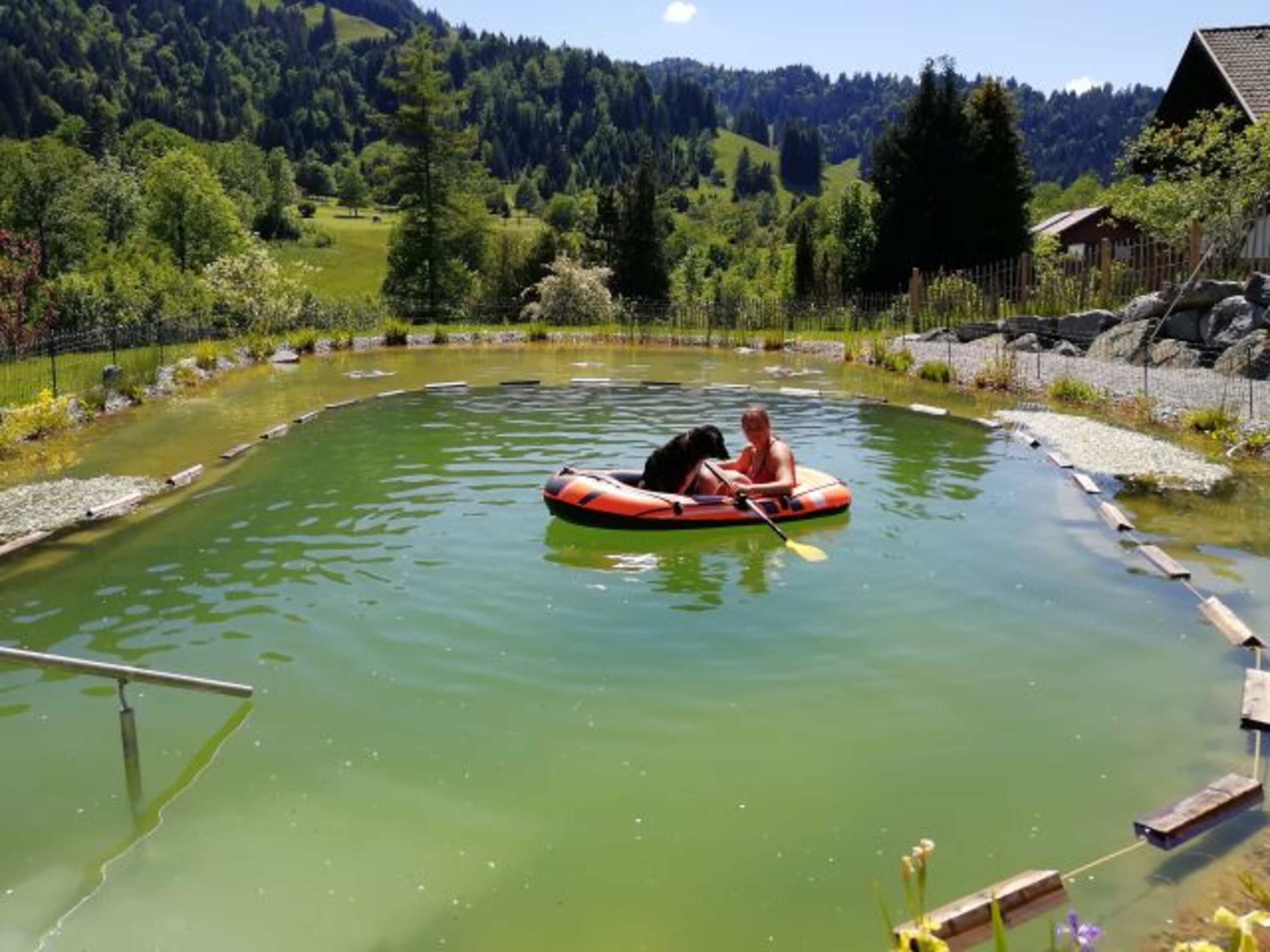 Sonja und Mika fahren Boot