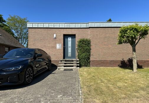 Eingang und Parkplatz SeeKiste Dangast