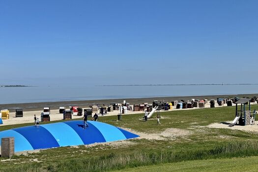 Hüpfkissen am Dangaster Strand