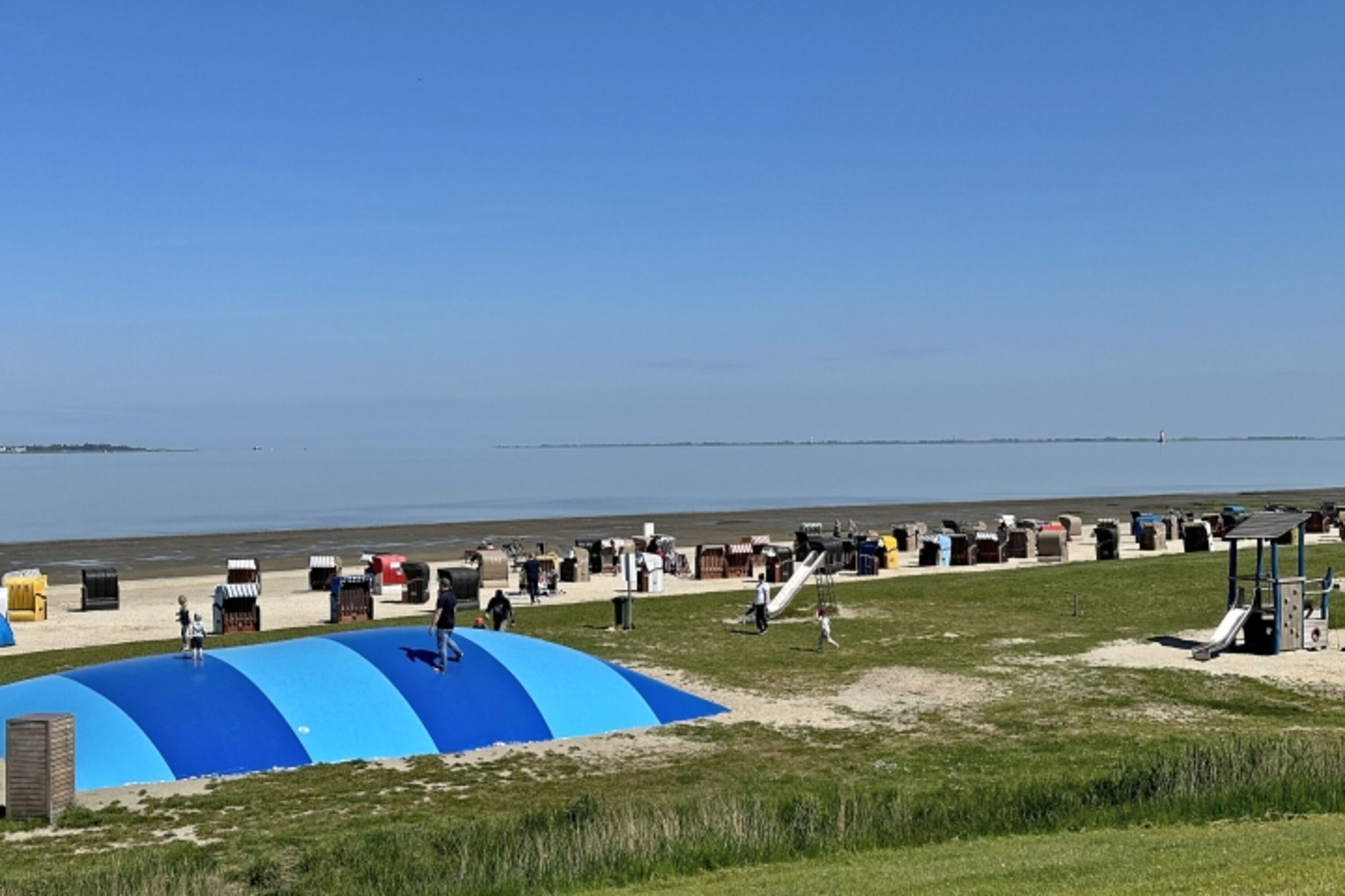 Hüpfkissen am Dangaster Strand