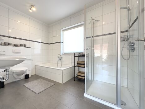 Bad mit Dusche und Badewanne Penthousewohnung Heimathafen