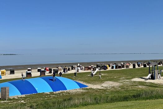 Hüpfkissen am Strand von Dangast