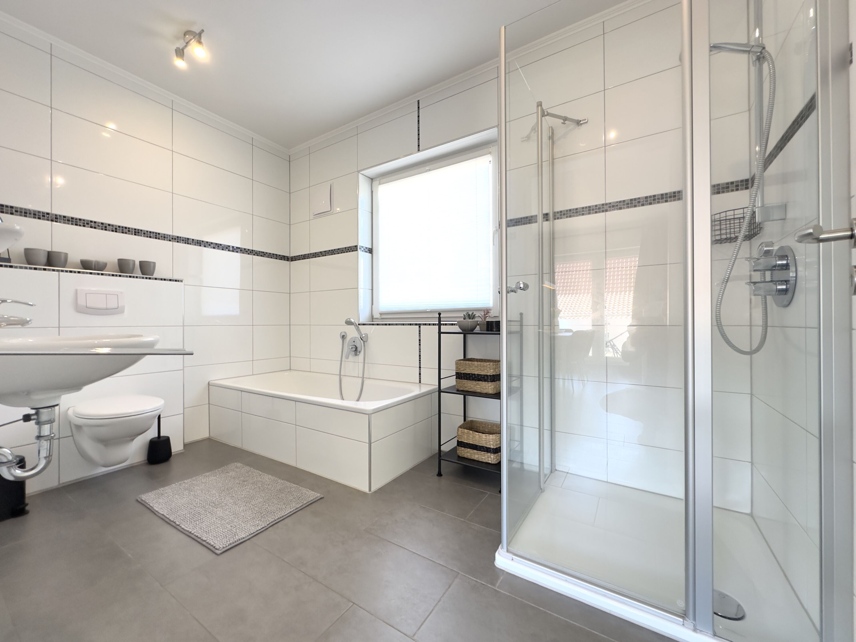 Bad mit Dusche und Badewanne Penthousewohnung Heimathafen