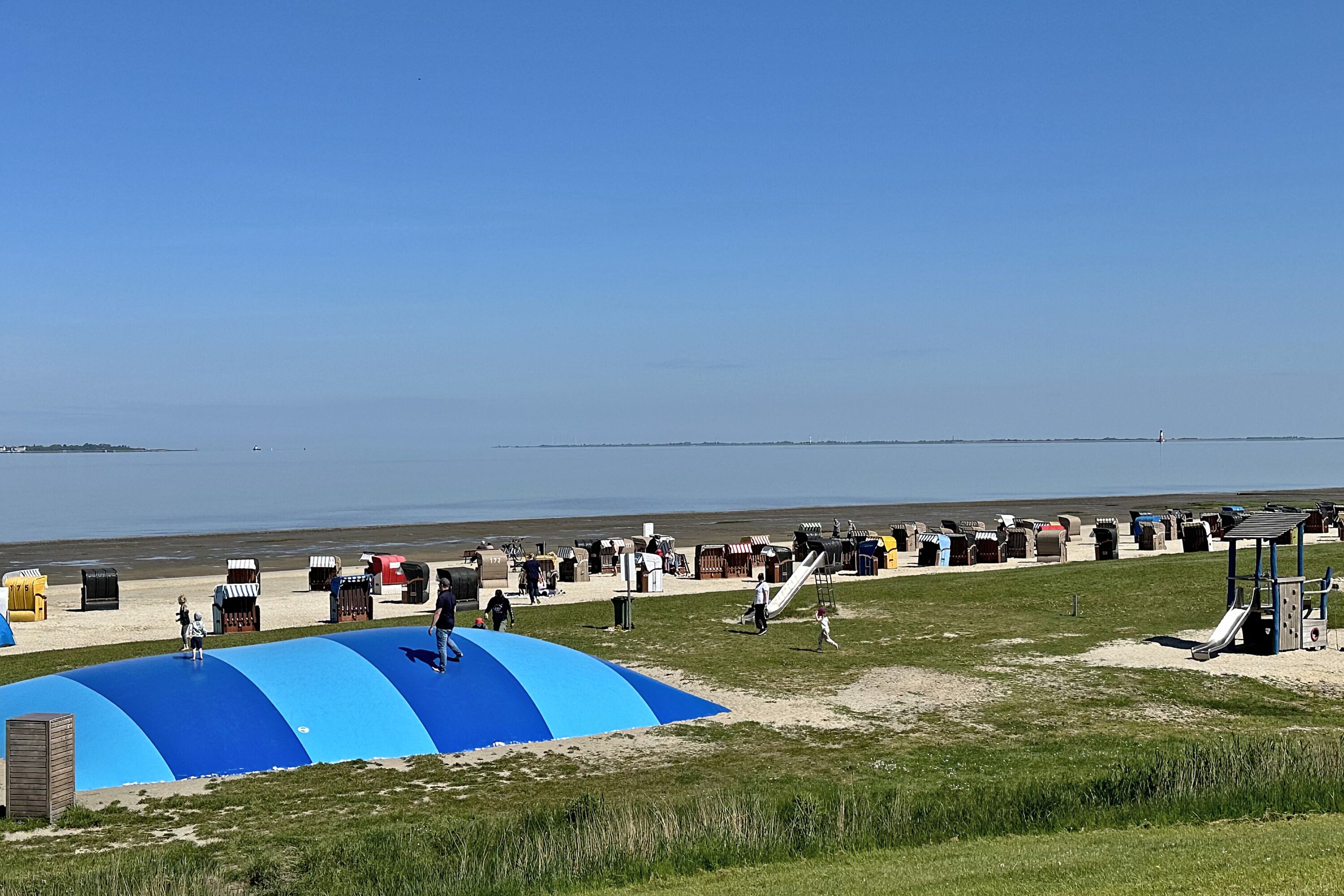 Hüpfkissen am Strand von Dangast