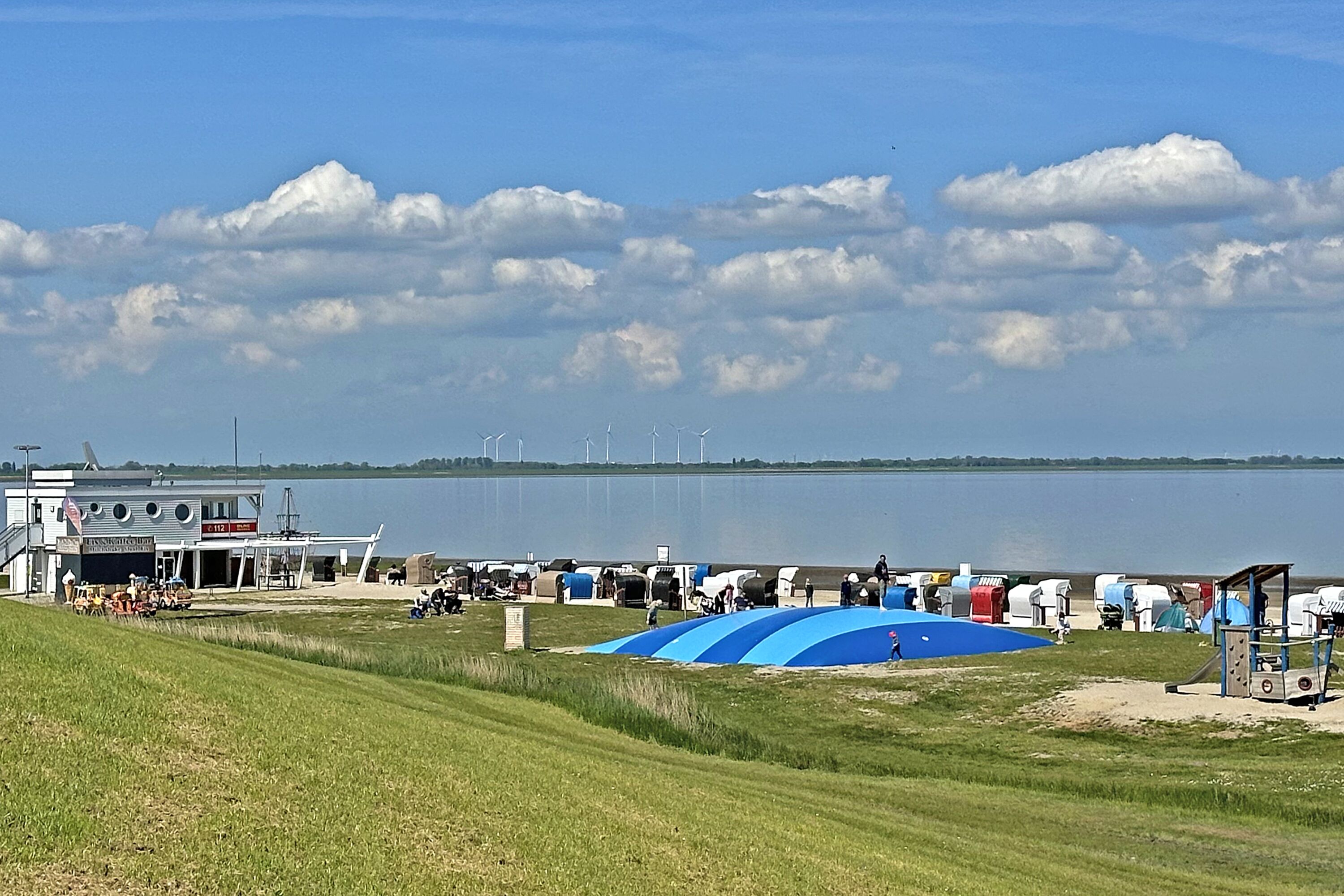 Hüpfkissen am Strand von Dangast